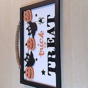 Wooden Trick or Treat Sign w flying Bats & Pumpkins, super cute
